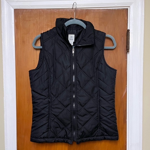 IZOD Women’s black Vest  SP
B4 - Picture 2 of 5